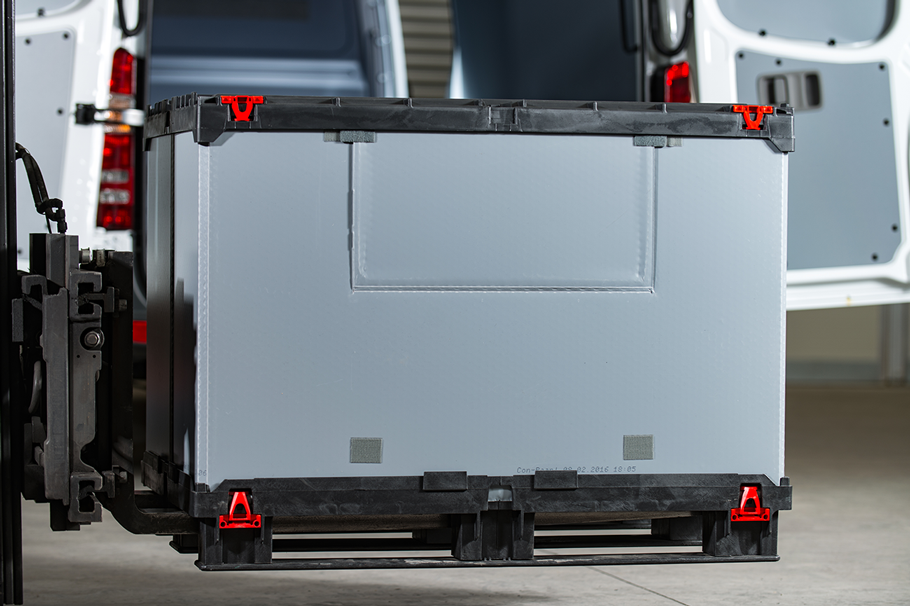 Kunststoff Palettenbox vor Transporter