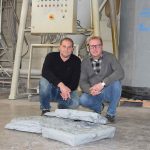 Norbert Gunkel und Michael Grede mit Anfahrklumpen aus Extrusionanlagen, aus denen jetzt Mahlgut hergestellt wird