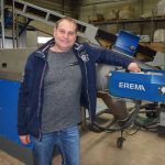 Produktionsleiter Norbert Gunkel vor neuer Recyclinganlage